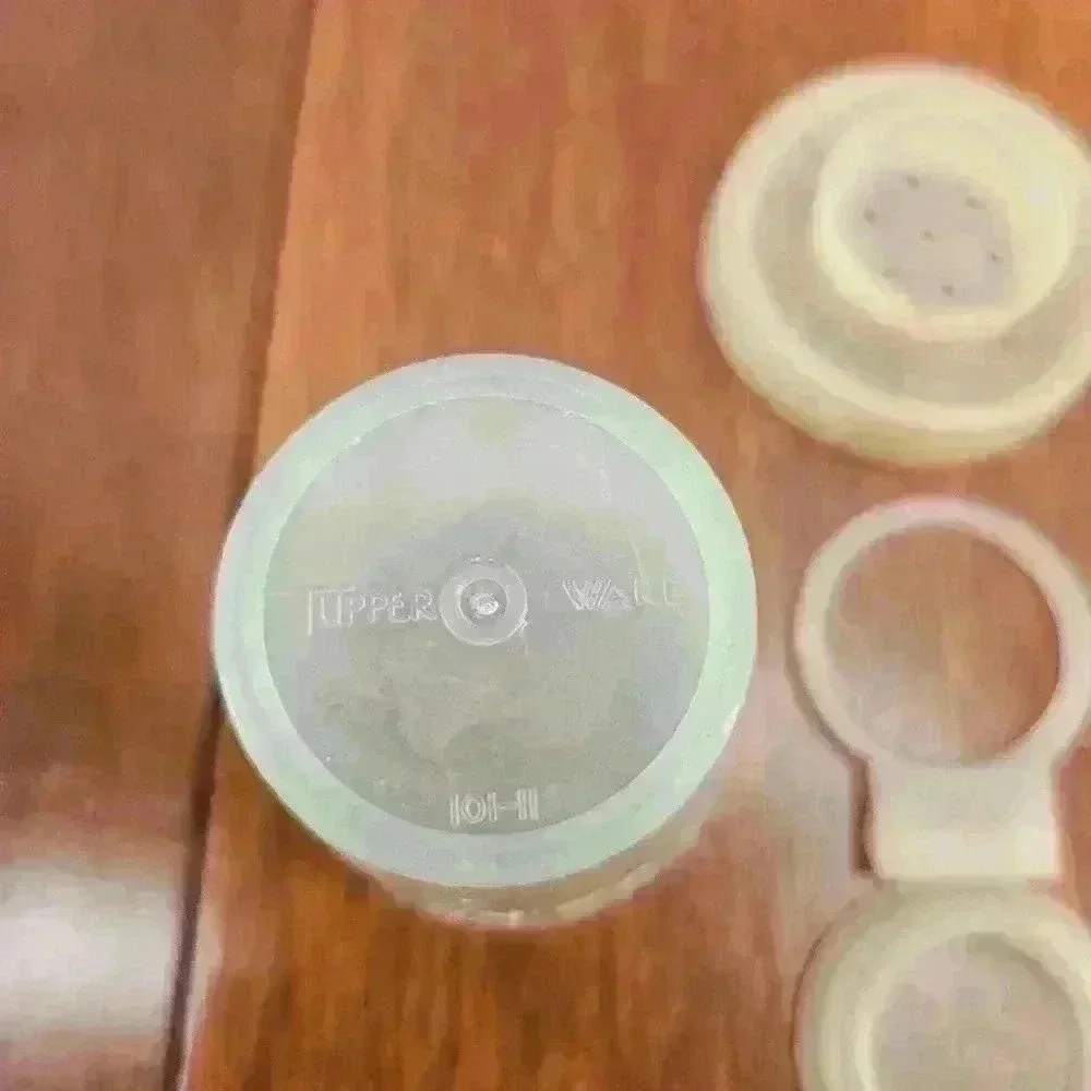 Tupperware Mini Salt & Pepper Shakers Yellow Blue USA Vtg  101-11 & 101-12 - Picture 4 of 11